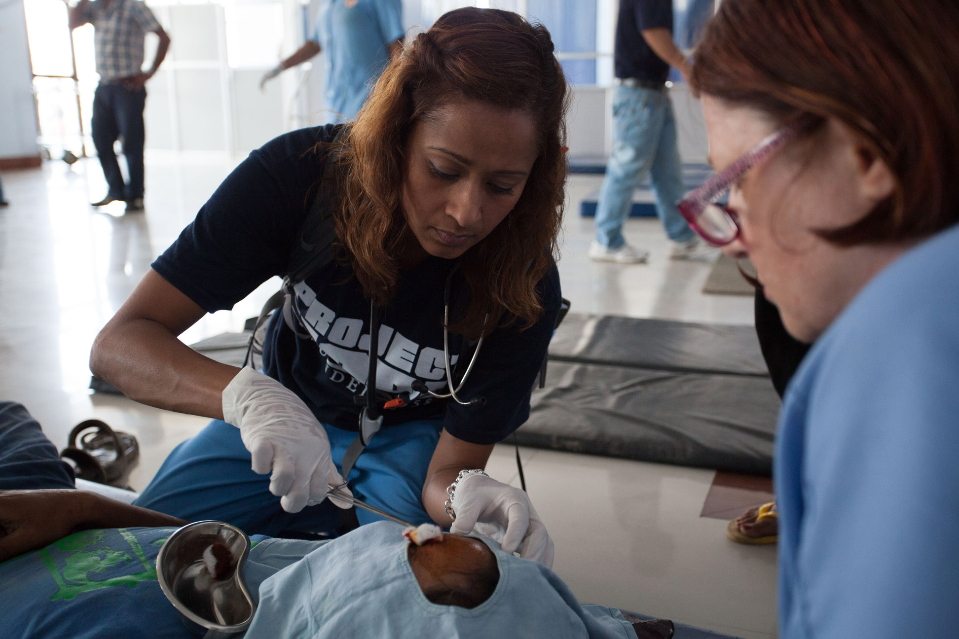 Volunteer nurse treats wound in Nepal